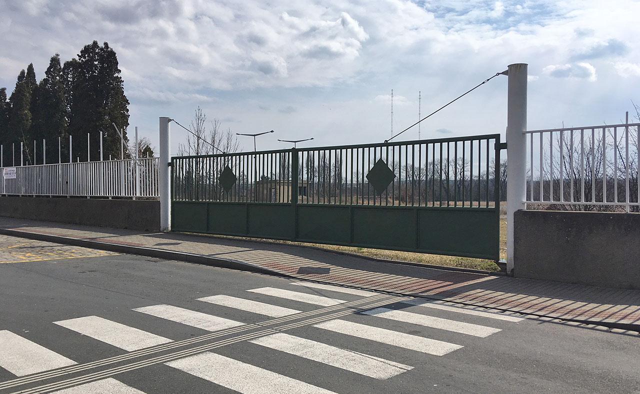 Na bráně do areálu se ještě nacházejí cedule železniční návěsti Posun zakázán, modrou barvu však již překryl nový zelený nátěr.