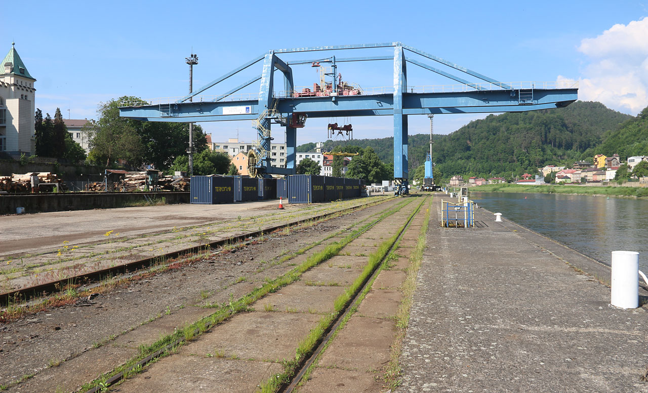 Pod portálové jeřáby i ve 2. desetiletí 21. století občas zajíždí vlaky s kontejnerovými vozy nebo vagóny na přepravu dřeva. Maximální rychlost tu činí 10 km/h. Pod portálové jeřáby i ve 2. desetiletí 21. století občas zajíždí vlaky s kontejnerovými vozy nebo vagóny na přepravu dřeva. Maximální rychlost tu činí 10 km/h.
