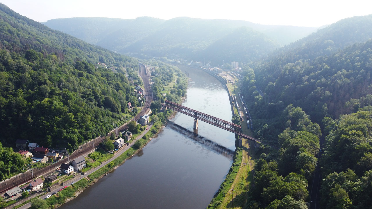 Na snímku z června 2021 lze v jarním oparu spatřit kromě mostu přes Labe z roku 1874 (s mostovkou z roku 1916)na pravém břehu řady stojících nákladních vozů na kolejích přístavní vlečky. Po břehu labe se koleje vlečky táhnou v délce přes 2 km. Na snímku z června 2021 lze v jarním oparu spatřit kromě mostu přes Labe z roku 1874 (s mostovkou z roku 1916)na pravém břehu řady stojících nákladních vozů na kolejích přístavní vlečky. Po břehu labe se koleje vlečky táhnou v délce přes 2 km.