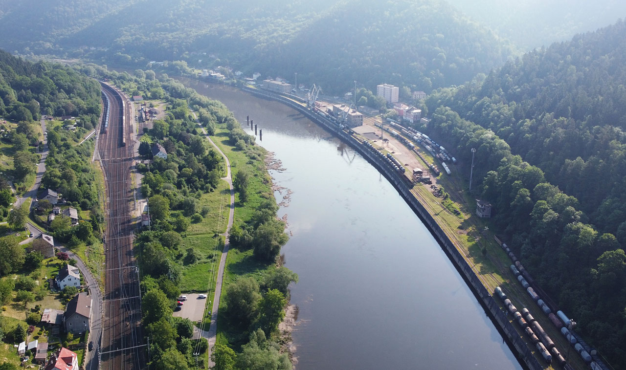 Vpravo od středu snímku je vidět hradlo, za kterým se od jihu vedoucí koleje rozvětvují v kolejiště až o šířce 11 kolejí vedle sebe. Vpravo od středu snímku je vidět hradlo, za kterým se od jihu vedoucí koleje rozvětvují v kolejiště až o šířce 11 kolejí vedle sebe.