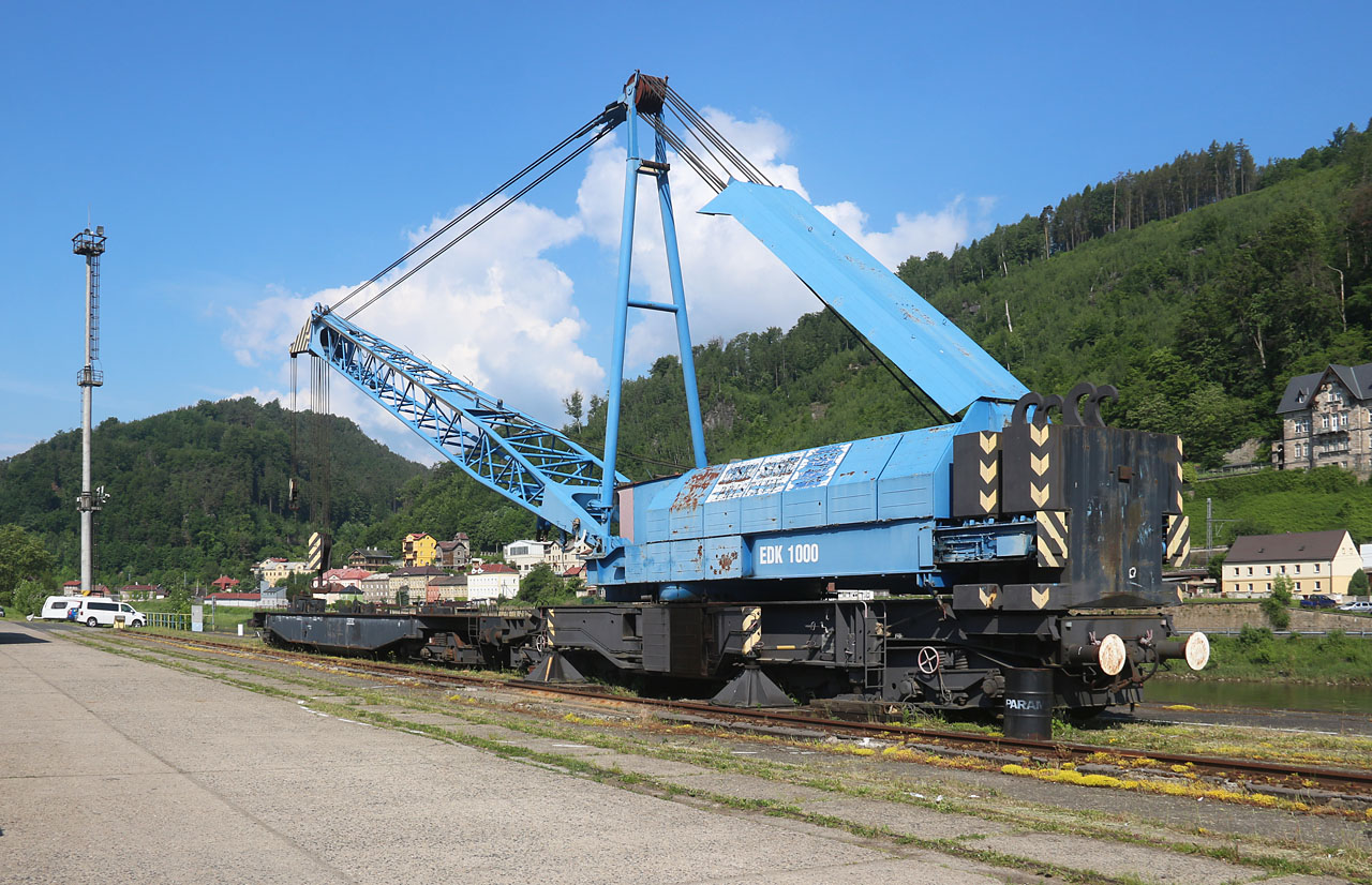 Malým klenotem vlečky je kolejový jeřáb EDK1000 stojící v nejjižnější části kolejiště. Malým klenotem vlečky je kolejový jeřáb EDK1000 stojící v nejjižnější části kolejiště.