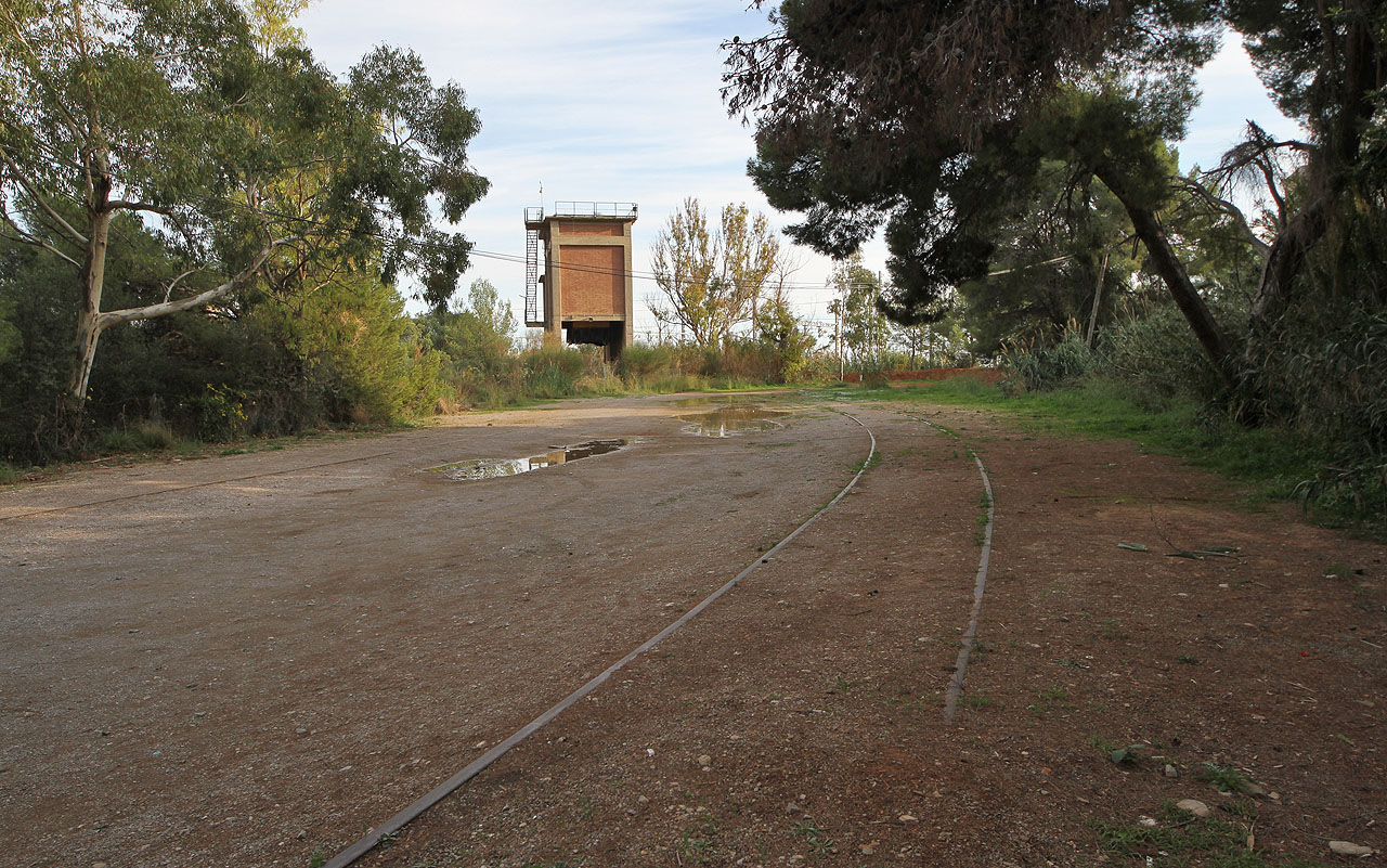 Prostor, ve kterém se kdysi nacházely obě koleje širokorozchodné vlečky k lomu Asland nad vesnicí Garraf.