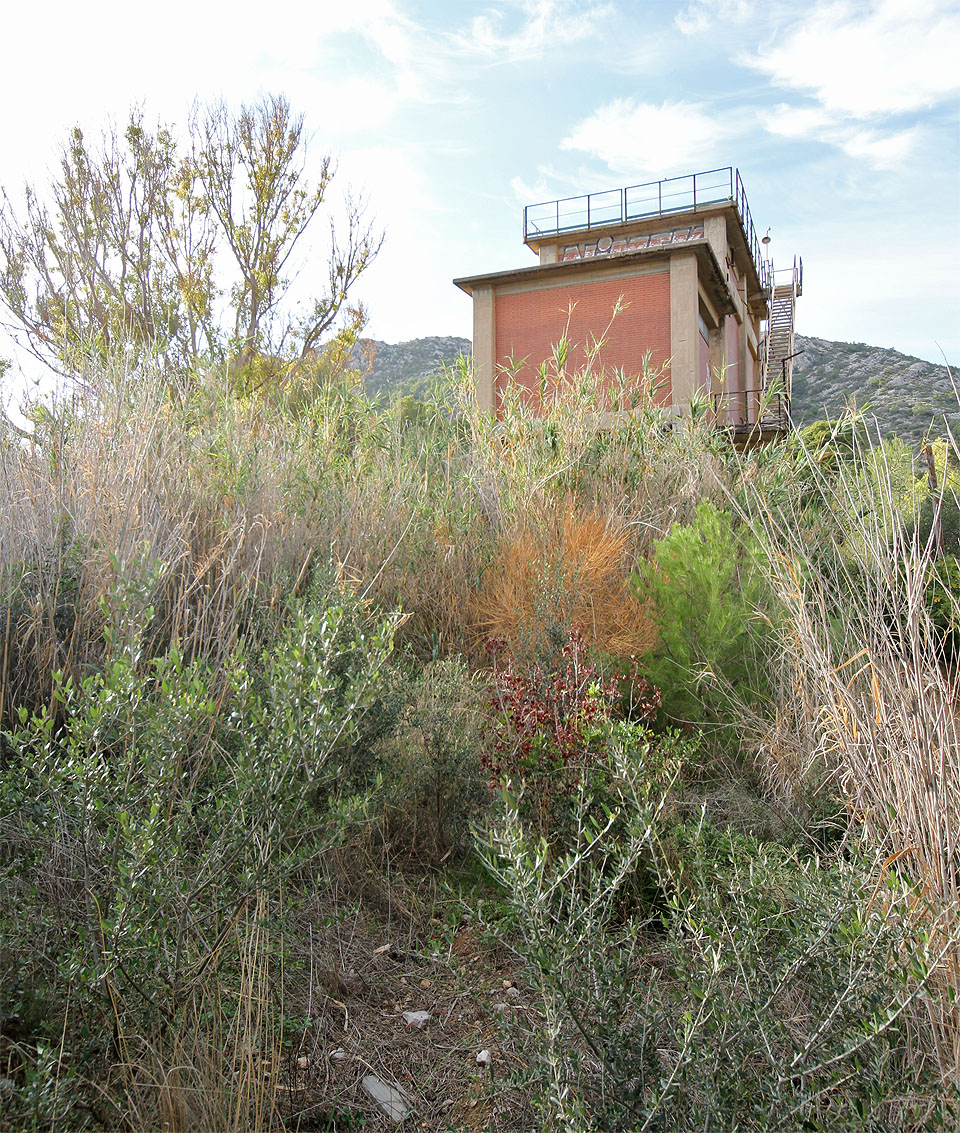 Následující trasa směrem k násypce je poněkud hůře prostupná. Dávno pryč jsou časy, kdy se tudy sunuly těžké nákladní vlaky plné štěrku.