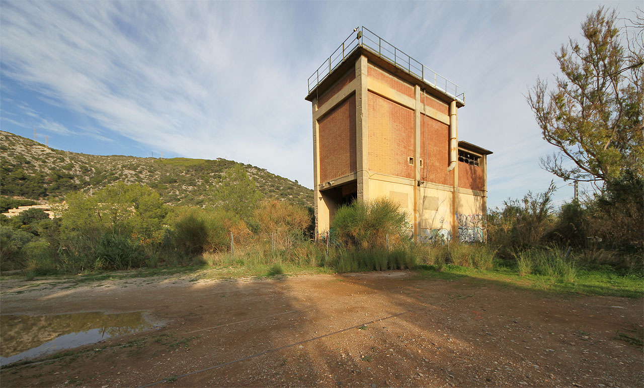 Násypka zůstala na místě i po zrušení vlečky jako tiché memento z industriálních dob. V popředí je vidět druhou (jižnější) kolej vlečky.