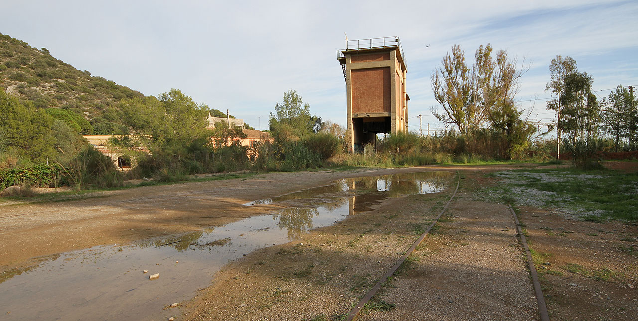 Kolej vlevo je pod nánosem červeného písku patrná jen při důkladném pozorování snímku- Ještě víc vlevo vedl pásový dopravník do násypky.