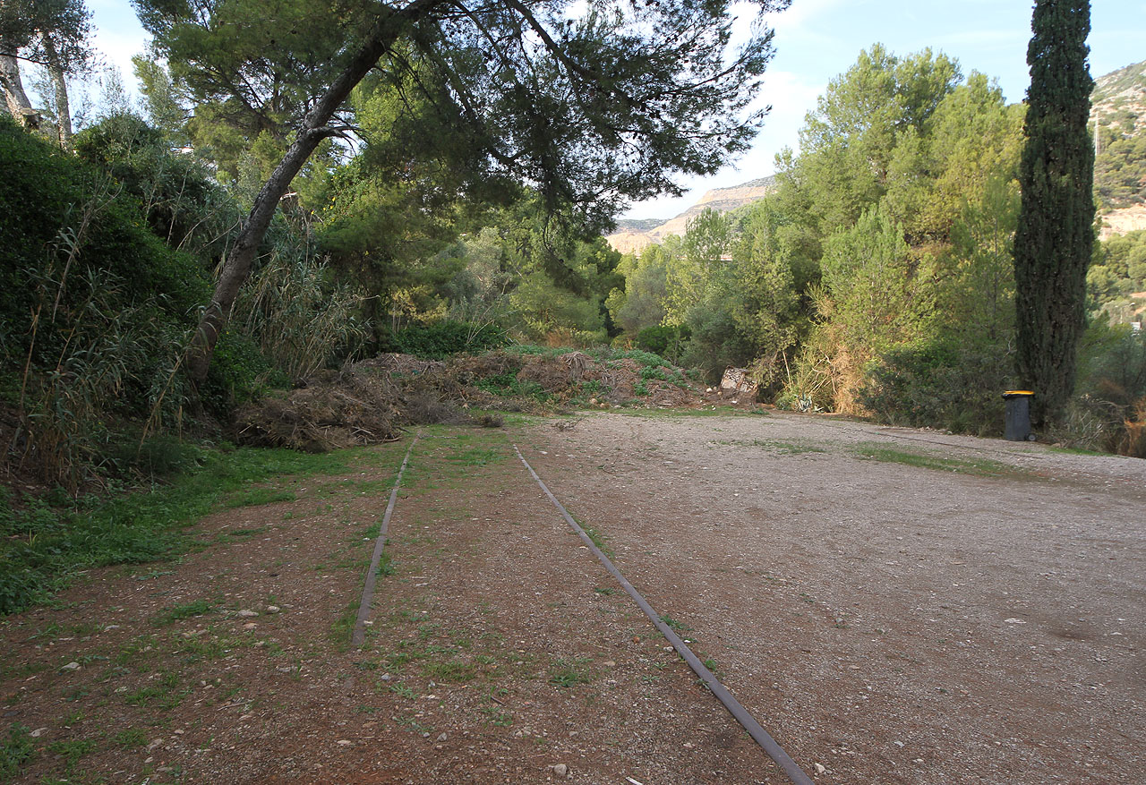 Obě koleje se navzájem opět přibližují pod hromadami živelné kompostárny na konci rampy bývalého kolejiště.