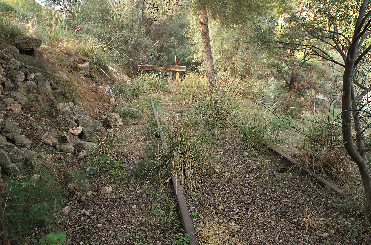 Před ulicí Costes del Garraf jsou však obě koleje slepě ukončeny zarážedlem.