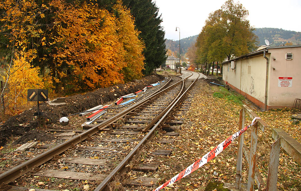 Vlečka odbočuje výhybkou M1 z koleje 103 stanice Hanušovice za mostem přes Moravu (zábradlí vpravo).