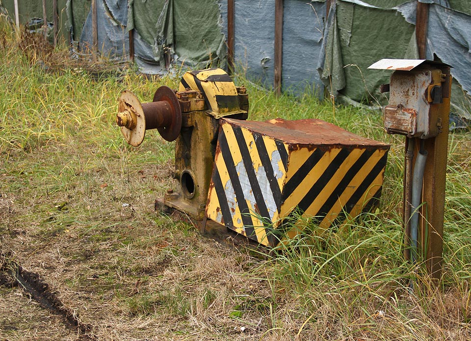 Nebýt chybějícího lana, zdá se, že by naviják fungoval i po téměř 15 letech od ukončení provozu.