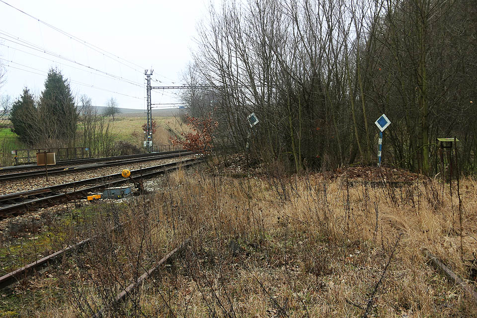 Při pohledu na jižní konce vlečkových kolejí s neproměnnými nepřenosnými návěstmi se člověk neubrání pocitu, že se právě kouká na zvláštní, železniční hřbitov.