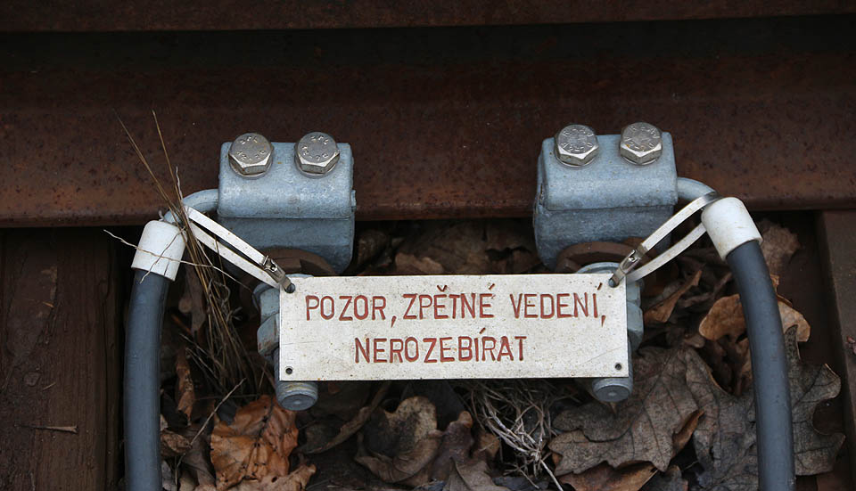 Přestože byla vlečka v roce 2017 oficiálně zrušena a brzy zřejmě padne za oběť výstavbě silničního obchvatu <a href="/Tema/Havlíčkův Brod">Havlíčkova Brodu</a>, je i v lednu 2018 stále připojena k zabezpečovacímu zařízení.