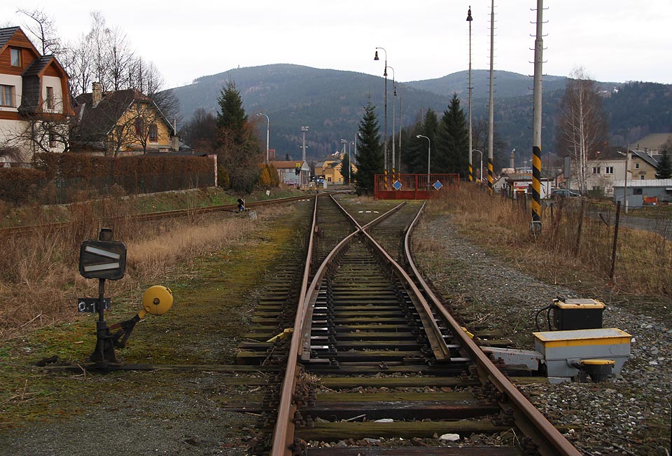 Pohled zpět ke stanici <a href=/Tema/Jesen%C3%ADk%20%28%C5%BEst%29>Jeseník</a>.