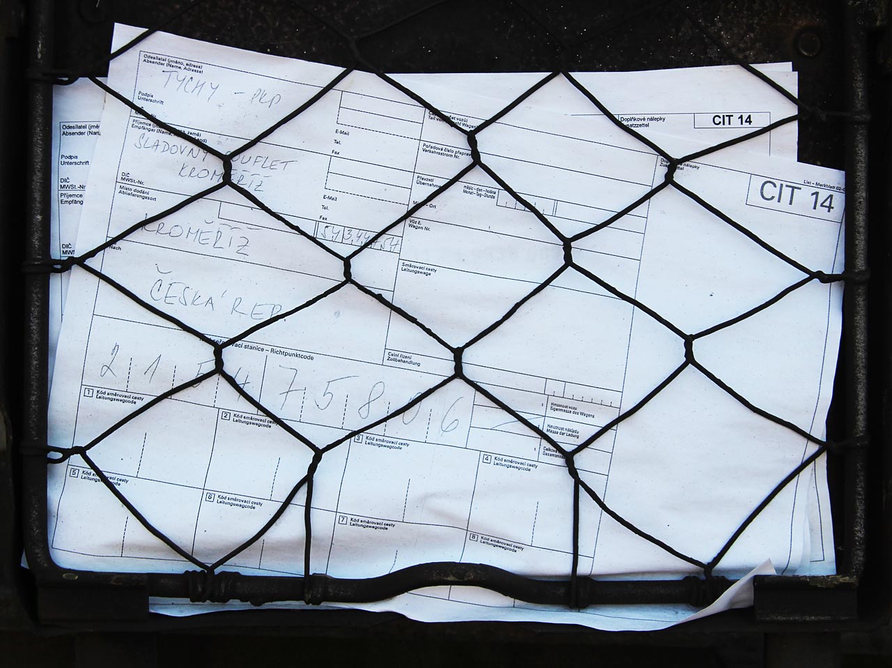 Až zase někdy uvidíte reklamu na české (moravské) pivo, z českého (moravského) sladu, vzpomeňte si na polepku vozu na vlečce kroměřížské sladovny. Stanice odeslání Tychy PKP a 65 % spotřeby sladu českých pivovarů pokrytých francouzskou společností Soufflet. Až zase někdy uvidíte reklamu na české (moravské) pivo, z českého (moravského) sladu, vzpomeňte si na polepku vozu na vlečce kroměřížské sladovny. Stanice odeslání Tychy PKP a 65 % spotřeby sladu českých pivovarů pokrytých francouzskou společností Soufflet.