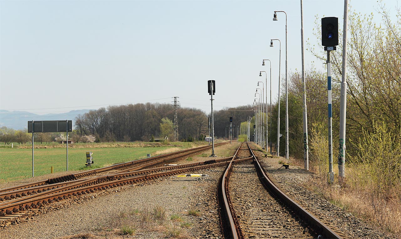 Vlevo výhybka č. 1 - odbočení vlečky do sladovny firmy Soufflet z koleje č. 1c. K vlečce patří i výhybka S1 vpravo a kolej vedoucí vpravo kolem návěstidla Se S1. Vlevo výhybka č. 1 - odbočení vlečky do sladovny firmy Soufflet z koleje č. 1c. K vlečce patří i výhybka S1 vpravo a kolej vedoucí vpravo kolem návěstidla Se S1.