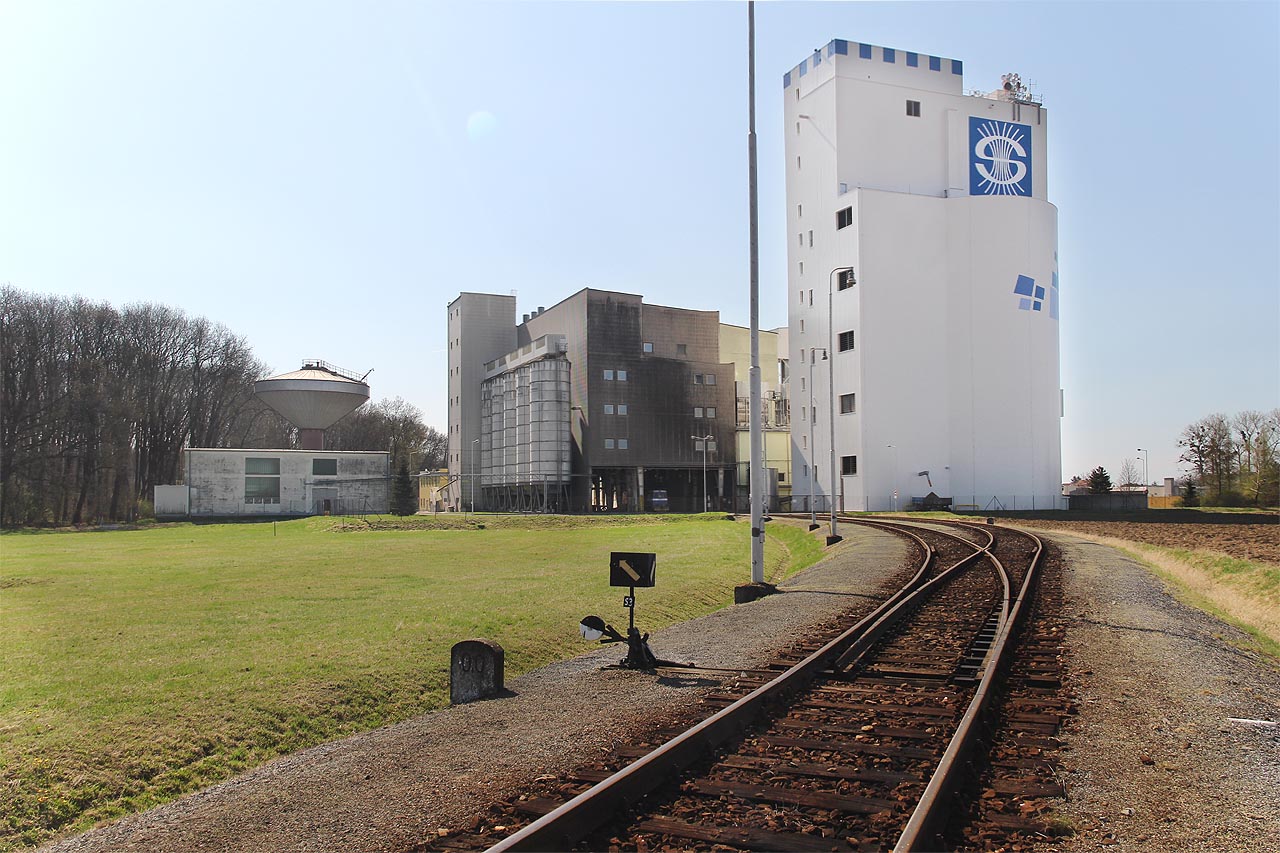 Na výhybce S3 opodál se kolej rozděluje na dvě, procházející samostatně branou do areálu sladovny. Na výhybce S3 opodál se kolej rozděluje na dvě, procházející samostatně branou do areálu sladovny.