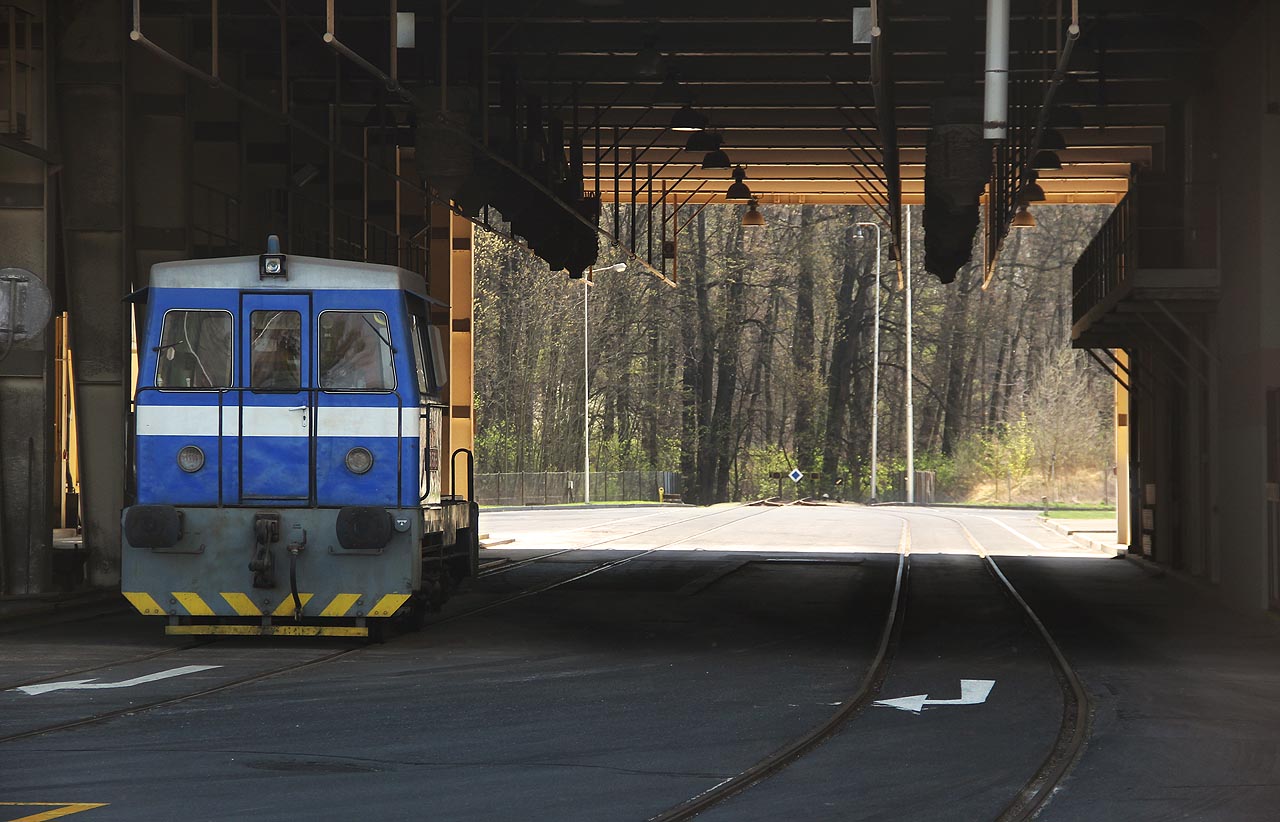 V podjezdu pod provozní budovou, společném pro auta i vlaky, prodlévá prasátko 703 586-8, které dříve sloužilo na vlečce Ferony. Zcela vzadu poslední výhybka S4 a zarážedlo, kterým vlečka definitivně končí. V podjezdu pod provozní budovou, společném pro auta i vlaky, prodlévá prasátko 703 586-8, které dříve sloužilo na vlečce Ferony. Zcela vzadu poslední výhybka S4 a zarážedlo, kterým vlečka definitivně končí.