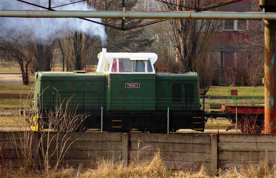 Jedna ze dvou rosniček, které v roce 2015 zajišťovaly provoz na vlečce do strojíren ČKD v Kutné Hoře. Foto: Michal Hroch.