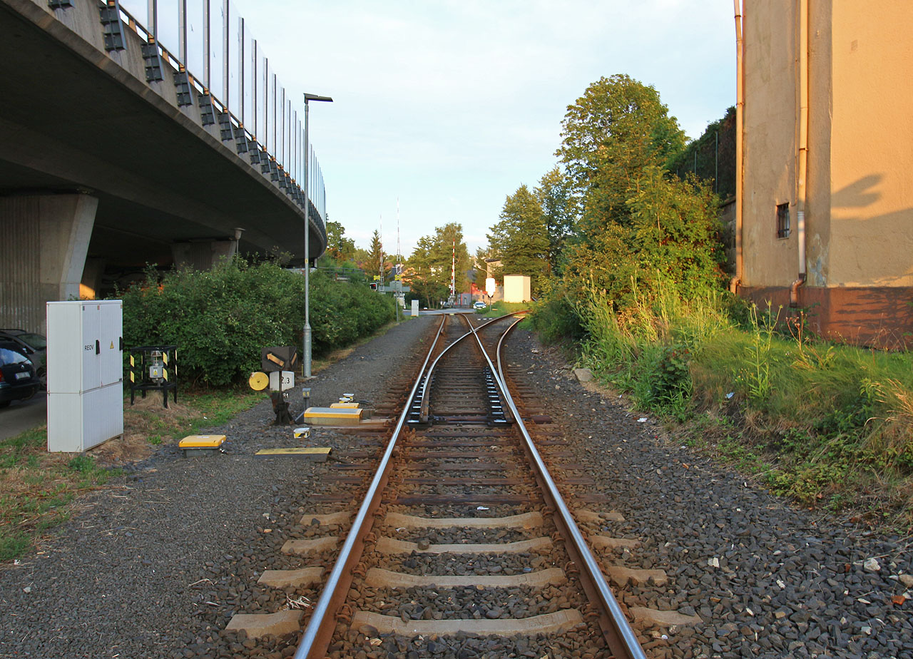 Odbočení vlečky do Ferony z šíré trati za <a href="/Tema/Liberec-Rochlice (žzast)">zastávkou Liberec-Rochlice</a>.