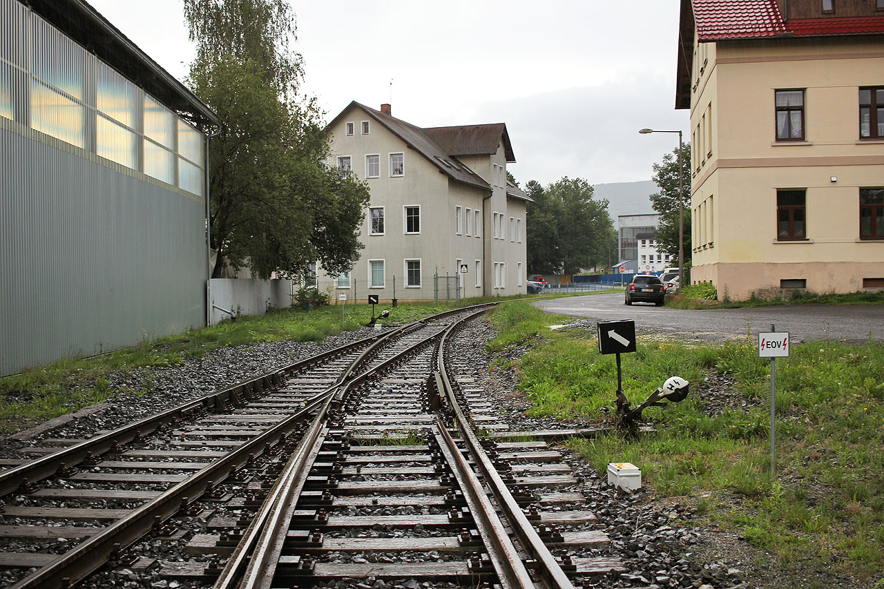 Konec <a href="/Tema/Vl.FERONA Liberec (samostatné kolejiště vlečky)">samostatného kolejiště vlečky</a> a pokračování vlečky směrem ke Kamenické ulici.