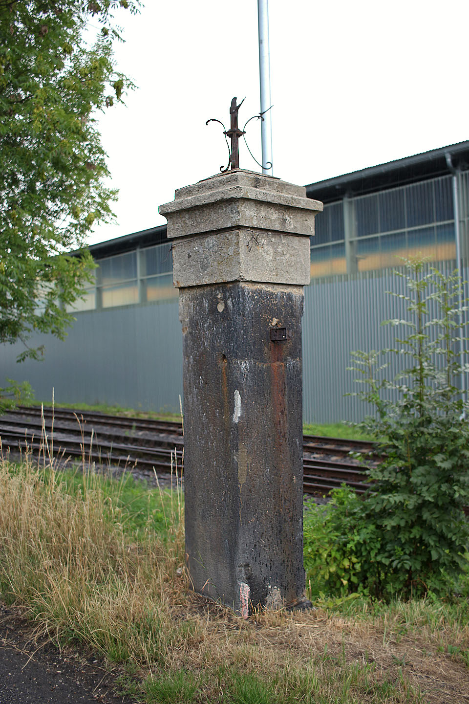 Dnes nevzhledná průmyslová čtvrť byla snad kdysi přece jen malebnější. Na zašlé časy upomíná na konci samostatného kolejiště kamenný sloupek zaniklého plotu, snad nějaké historické fabriky.