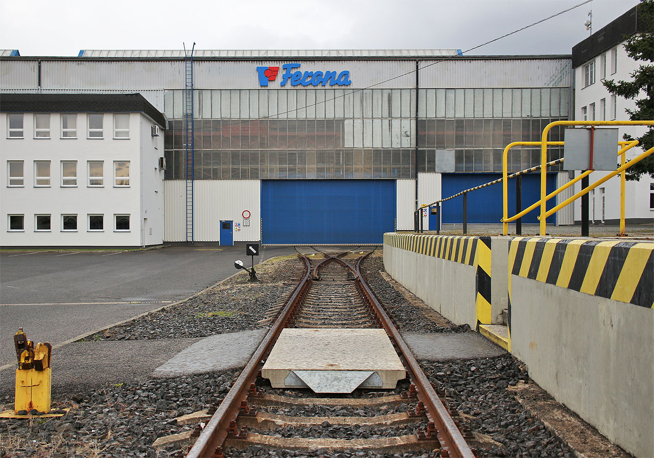 Po vstupu do areálu hutního skladu a prodejny Ferona se vlečka symetricky větví na dvě koleje, které samostatně procházejí halou na její jižní stranu.