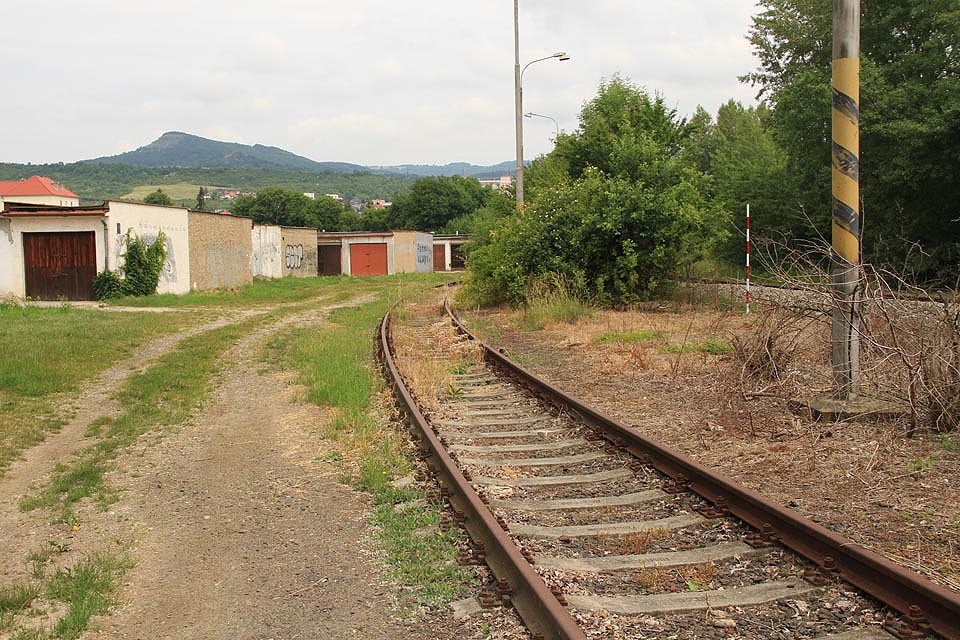 U garáží mezi <a href=>zastávkou Litoměřice Cihelna</a> a stanicí <a href=>Litoměřice horní nádraží</a> zůstává osiřelá kolej vlečky do mrazíren. Postupně zarůstá smutkem a trávou.