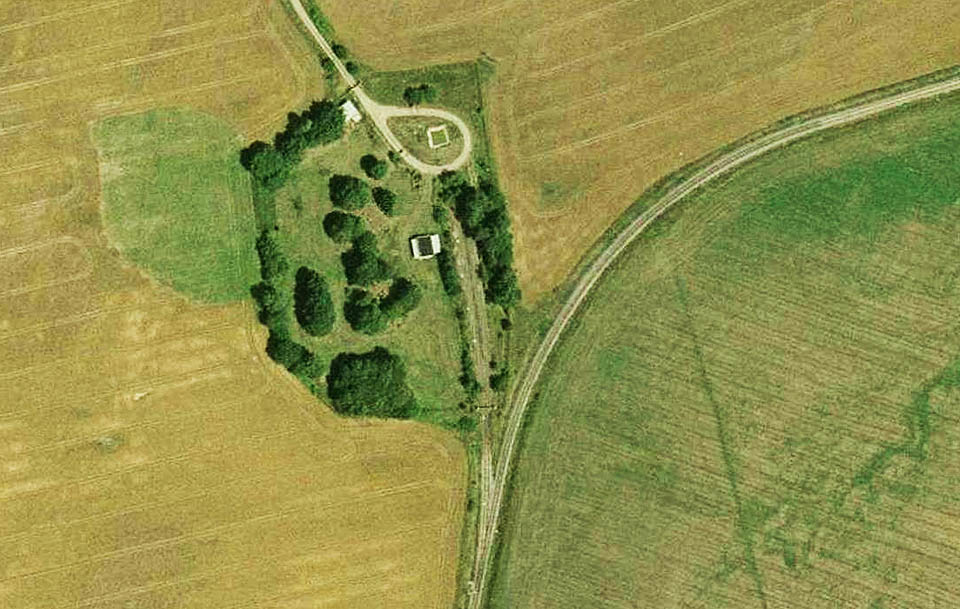 Na leteckém snímku z roku 2003 jsou ještě vidět pozůstatky původního areálu, jehož účel je nám zatím nejasný. Snad šlo o podzemní sklad pohonných hmot nebo zemědělské překladiště. Na mapách je označen pouze zkratkou „sklad.“.