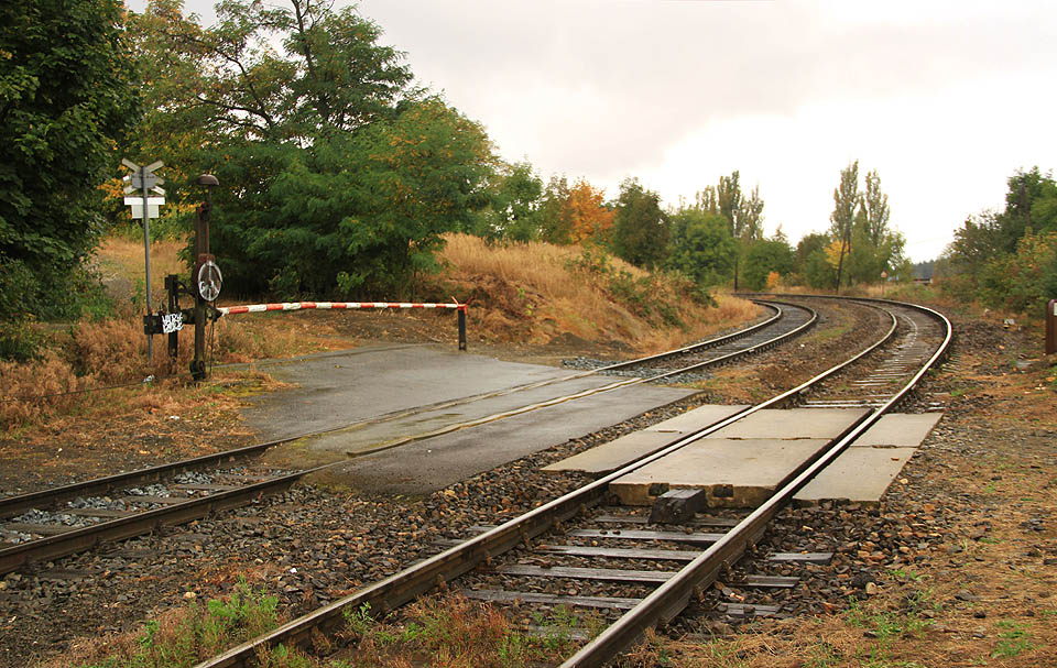 Prvního 1,5 km vedou obě koleje souběžně a vytváří tak falešný dojem dvoukolejné trati.