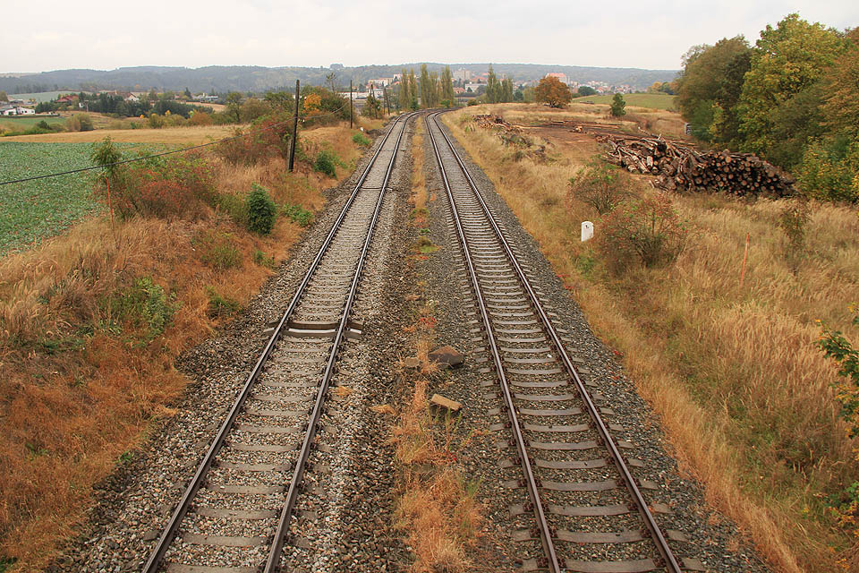Pohled zpět ke stanici <a href=/Tema/N%C3%A1m%C4%9B%C5%A1%C5%A5%20nad%20Oslavou%20(%C5%BEst)>Náměšť nad Oslavou</a>. Rozlišit vlečku od trati je možné jen podle lesku kolejnic.
