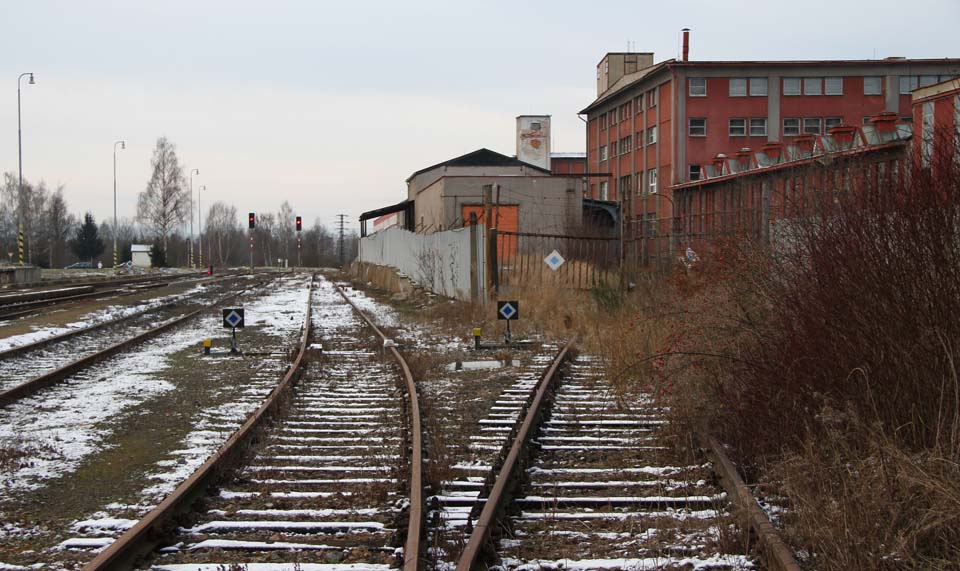 Pátá staniční kolej přináležící k vlečce a severní spojka s bránou do areálu.