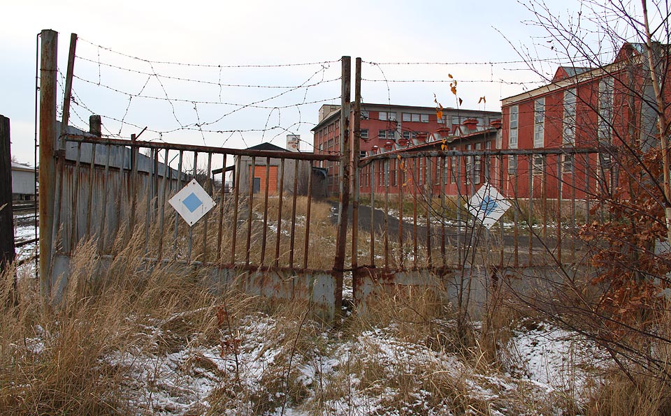 Brána areálu na severní spojující koleji. Brána areálu na severní spojující koleji.