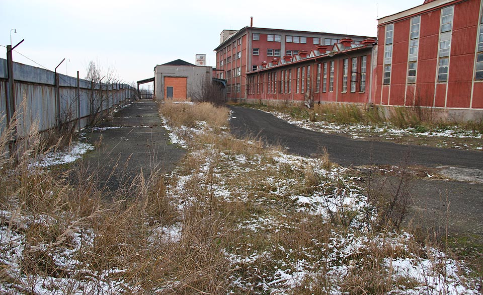 Za branou je na konci roku 2014 kolej již snesena. Za branou je na konci roku 2014 kolej již snesena.