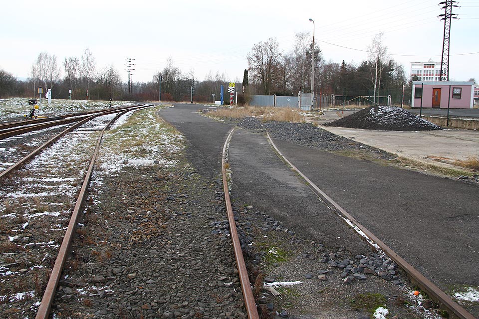 Jižní spojka odbočující souběžně s tratí do Chodova. Jižní spojka odbočující souběžně s tratí do Chodova.