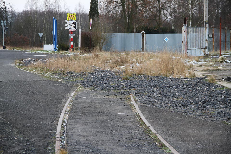 Také zde byly koleje sneseny dříve, než se vlečka dožila 100 let. Také zde byly koleje sneseny dříve, než se vlečka dožila 100 let.