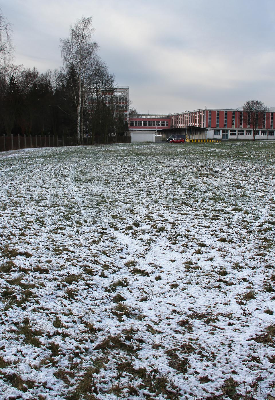 Tudy vedla hlavní vlečková kolej - zaorané koleje dnes kryje neporušený trávník. Tudy vedla hlavní vlečková kolej - zaorané koleje dnes kryje neporušený trávník.