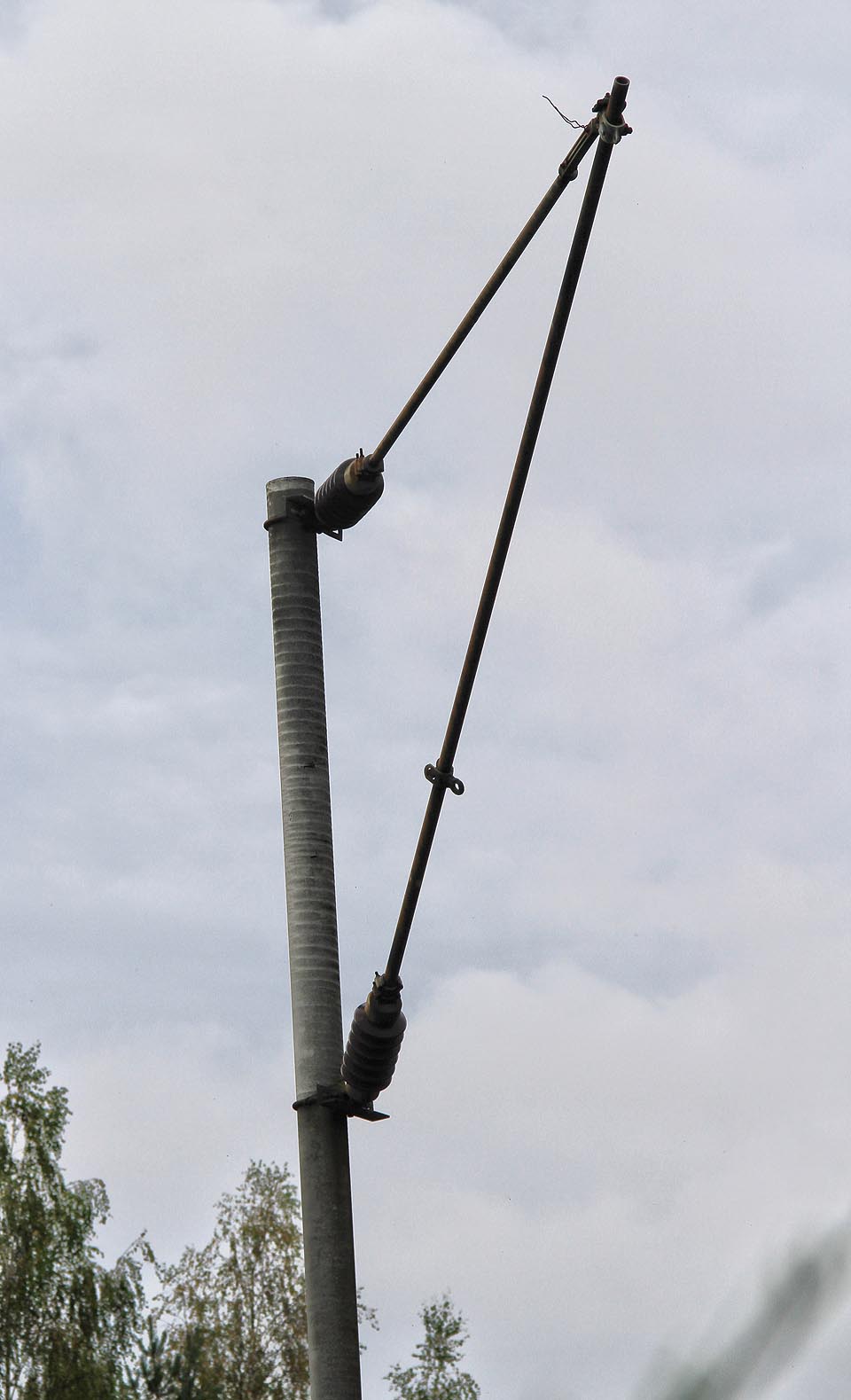 Druhá, kusá kolej je ve směru zpět ke stanici zbavena trakčního vedení, aby se k vagónům dobře dostaly silniční jeřáby vykládající kolejová pole.