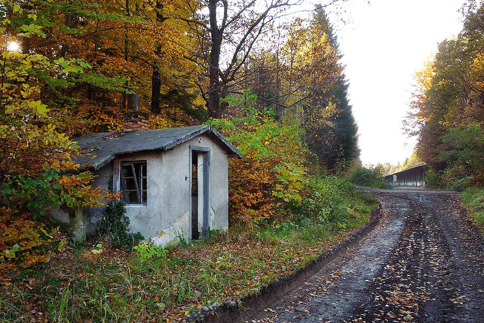 O pět let později už strážnice intenzivně chátrá. Má před sebou jen pár let života - za dalších 5 let už nikdo nenajde ani místo, kde kdysi stála.