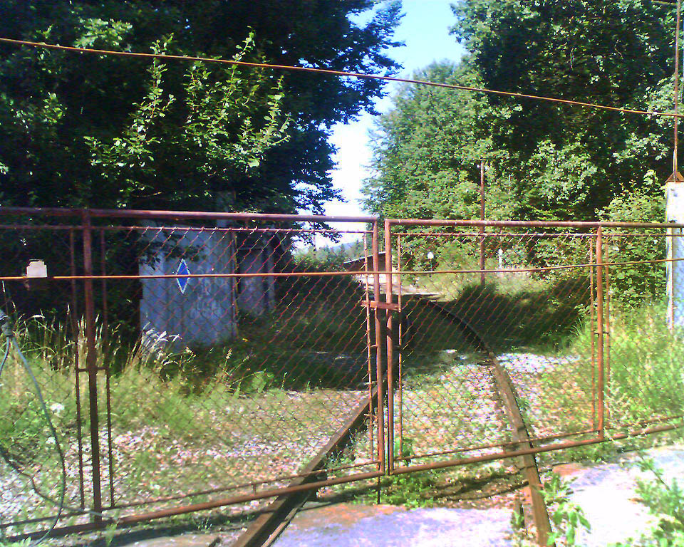 Z aposlední vyplétanou branou je dobře vidět ještě čtvrtá, plechová brána. Průjezd vlaku tady musel být malým vojenským obřadem.