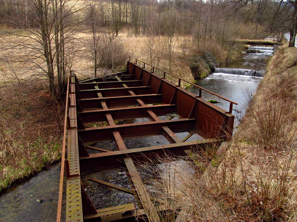 Vlaky už přes hranice jezdit nebudou; v současnosti využívají při svých příležitostných cestách do <a href=/Tema/Polsko>Polska</a> most odvážní chodci.