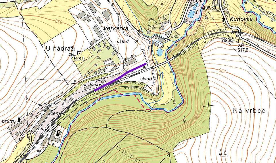 Vlečka odbočuje ze staniční koleje nejblíže výpravní budově a vede na severovýchod rovnoběžně s drahou do Horní Cerekve.