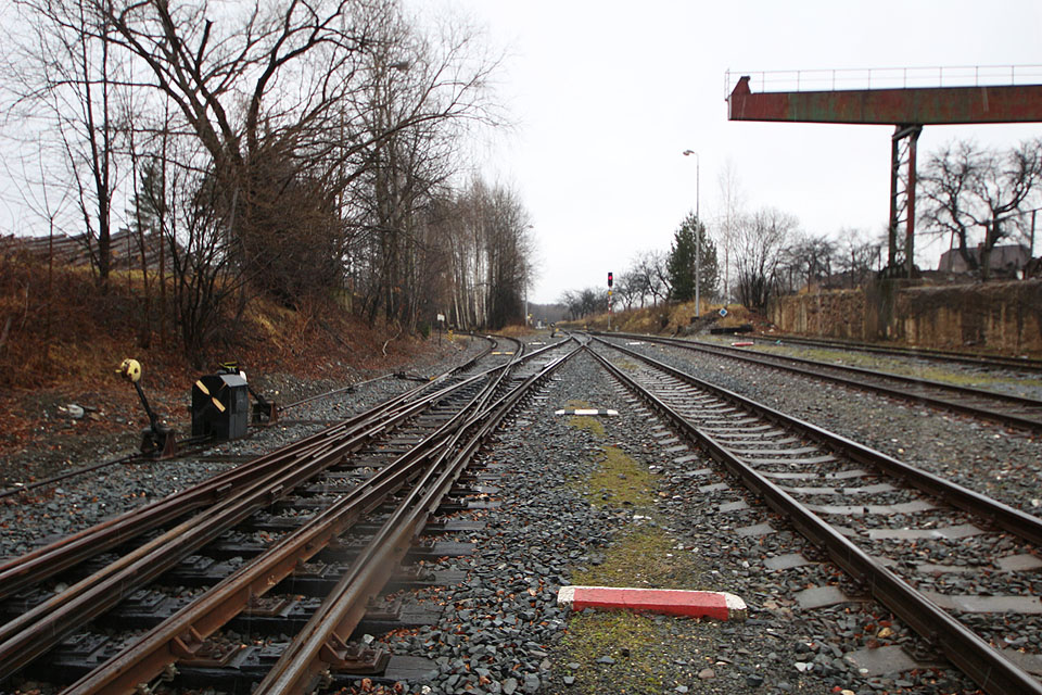 Křižovatková výhybka č. 3a/b, přes kterou pokračuje vlečka jako prodloužení koleje č. 2 stanice Písečná k severovýchodu.