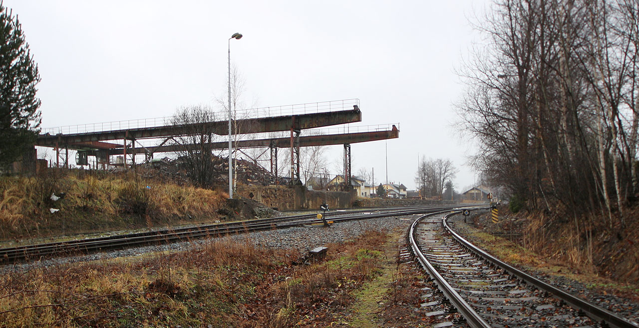 Pohled z oblouku zpátky ke stanici na jeřáb slévárny a výkolejku vlečky.