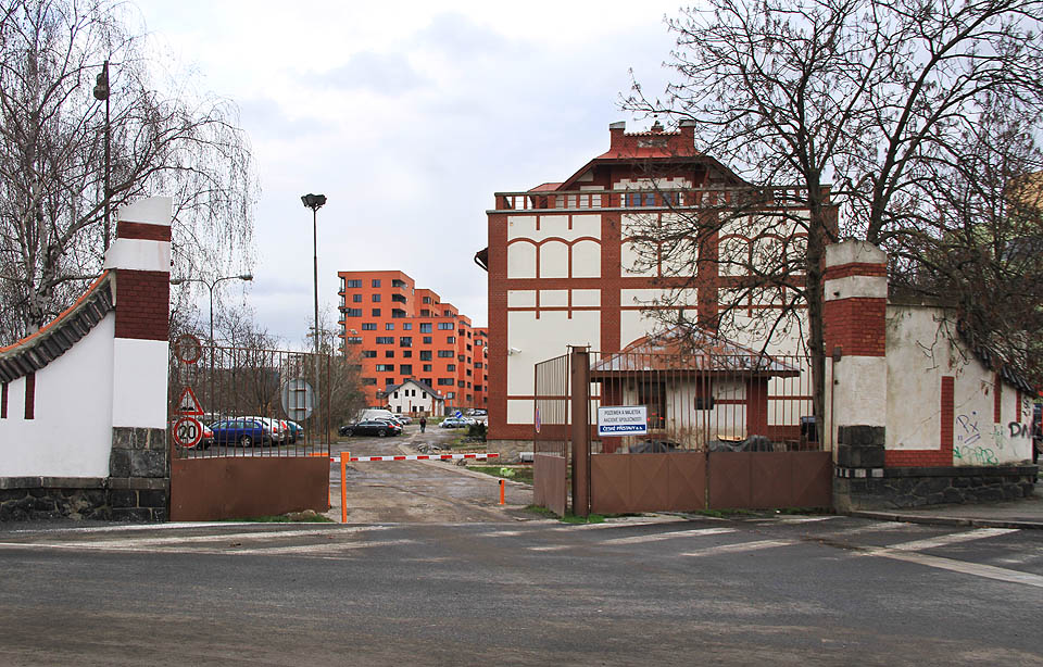 Tudy procházela vlečka ze středu Jankovcovy ulice přímo do horní části přístavu a do <a href=/Tema/Praha-Hole%C5%A1ovice%20Vltava%20%28%C5%BEst%29>nákladového nádraží Praha-Holešovice Vltava</a>.