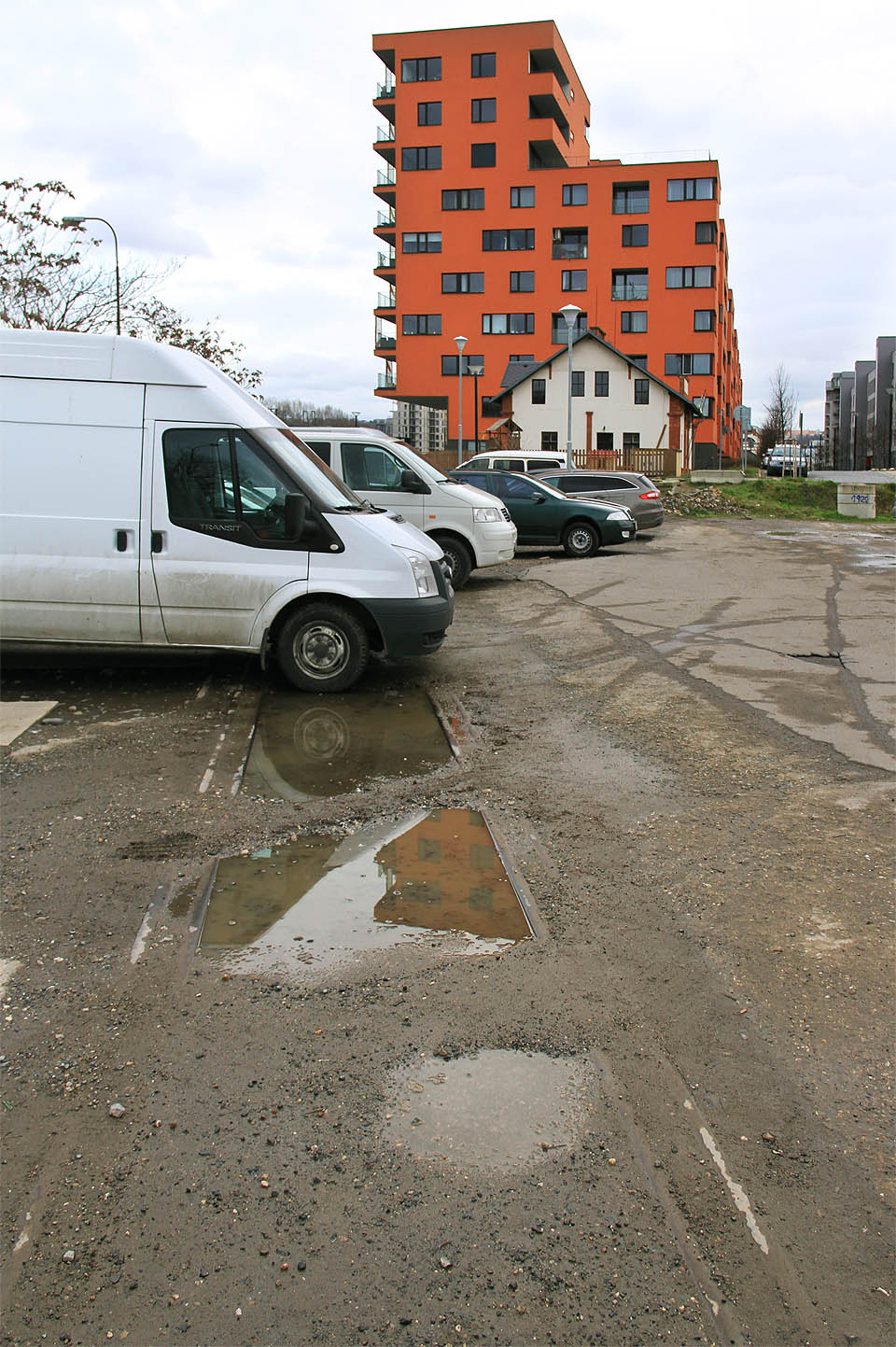 Poslední neveselé zbytky <a href=/Tema/Praha-Hole%C5%A1ovice%20Vltava%20%28%C5%BEst%29>nákladového nádraží Praha-Holešovice Vltava</a> se krčí pod stěnami moderních domů.