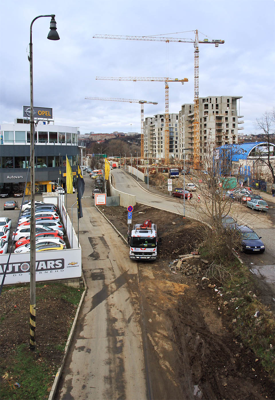 Také při pohledu z Libeňského mostu najde pásy kolejí v budovatelském chaosu už jen oko zkušeného železničního archeologa. Nádražní lampy ale snad ještě pár dnů na místě zůstanou… Také při pohledu z Libeňského mostu najde pásy kolejí v budovatelském chaosu už jen oko zkušeného železničního archeologa. Nádražní lampy ale snad ještě pár dnů na místě zůstanou…