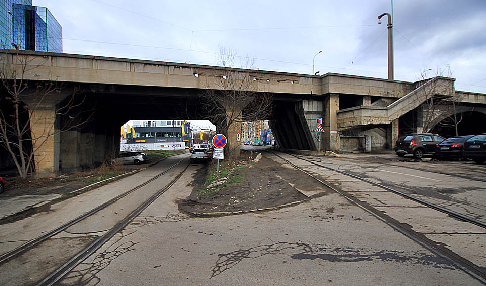Úvraťová odobčka do dílčího systému vleček na úzké kose mezi Vltavou a přístavem (kolej vpravo). Každá kolej podcházela Libeňský most v jiné výškové úrovni. Úvraťová odobčka do dílčího systému vleček na úzké kose mezi Vltavou a přístavem (kolej vpravo). Každá kolej podcházela Libeňský most v jiné výškové úrovni.