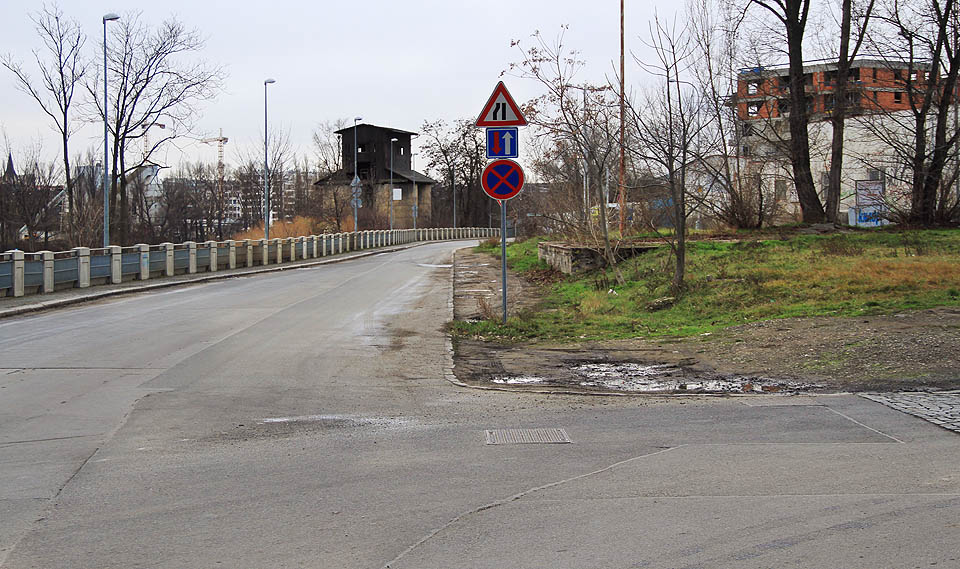 Nejzazší úsek vlečky po zrušení propojky k jatkám a do jižní části stanice <a href=/Tema/Praha-Bubny%20%28%C5%BEst%29>Praha-Bubny</a>. U nákladové rampy vpravo končila kolej ještě v roce 2004. Nejzazší úsek vlečky po zrušení propojky k jatkám a do jižní části stanice <a href=/Tema/Praha-Bubny%20%28%C5%BEst%29>Praha-Bubny</a>. U nákladové rampy vpravo končila kolej ještě v roce 2004.