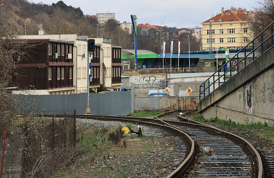 Výhybka 11XA a návěstidlo Se22, za kterým začíná nejmladší část holešovických vleček, tzv. Nové napojení přístavu z roku 1980. Výhybka 11XA a návěstidlo Se22, za kterým začíná nejmladší část holešovických vleček, tzv. Nové napojení přístavu z roku 1980.