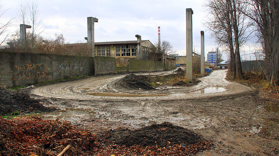 Tudy vedla pobřežnáí <a href=/Tema/Vle%C4%8Dka%20Praha-Hole%C5%A1ovice%20-%20panel%C3%A1rna>vlečka do panelárny</a>. Dnes tudy projíždí nákladní auta, která se podílí na demolici dalšího kousku průmyslové Prahy. Tudy vedla pobřežnáí <a href=/Tema/Vle%C4%8Dka%20Praha-Hole%C5%A1ovice%20-%20panel%C3%A1rna>vlečka do panelárny</a>. Dnes tudy projíždí nákladní auta, která se podílí na demolici dalšího kousku průmyslové Prahy.