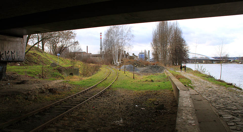 Na tomto místě stály pod Holešovickým mostem návěstidlo Se 21 a výhybka č. 211, ze které odbočovala <a href=/Tema/Vle%C4%8Dka%20Praha-Hole%C5%A1ovice%20-%20panel%C3%A1rna>vlečka do panelárny Prefa</a>. Na tomto místě stály pod Holešovickým mostem návěstidlo Se 21 a výhybka č. 211, ze které odbočovala <a href=/Tema/Vle%C4%8Dka%20Praha-Hole%C5%A1ovice%20-%20panel%C3%A1rna>vlečka do panelárny Prefa</a>.